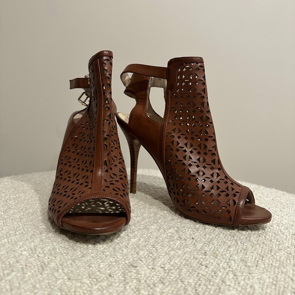 Guess Tan Heels - Picture 1 of 4